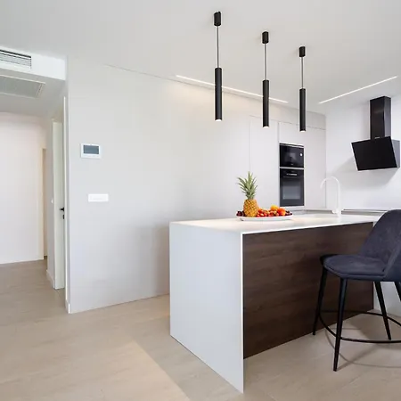 Beach Front Apartment In Malinska 公寓