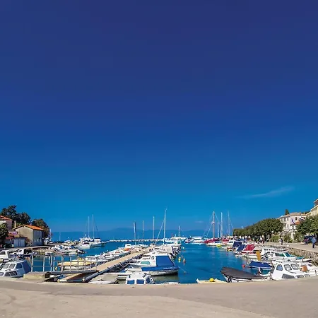 Beach Front Apartment In Malinska Apartman *